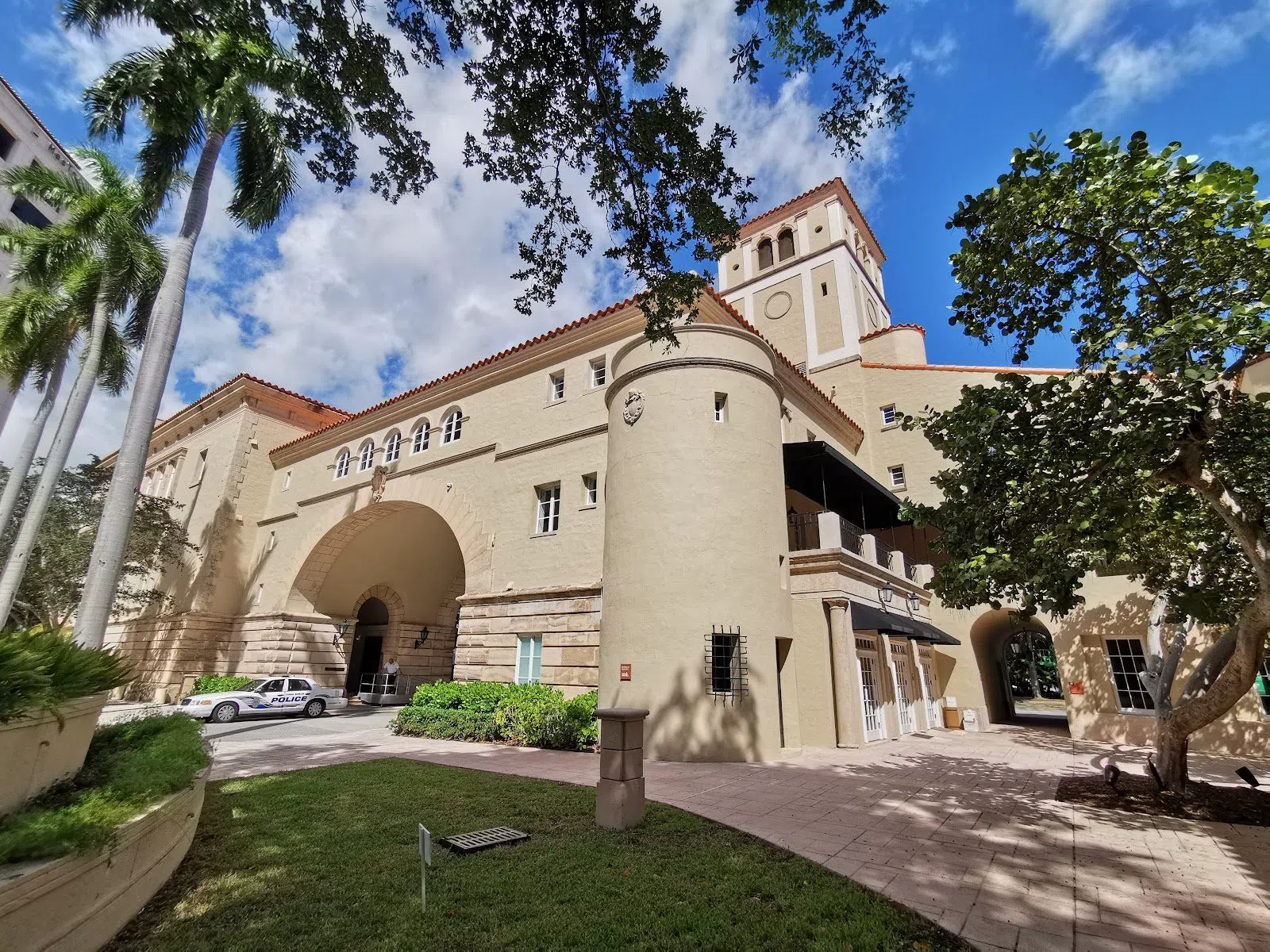 Douglas Entrance (La Puerta del Sol), Miami